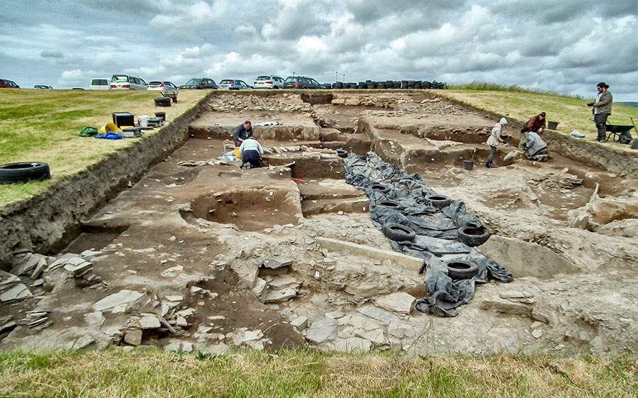 Tackling the wearisome pits in Trench T.