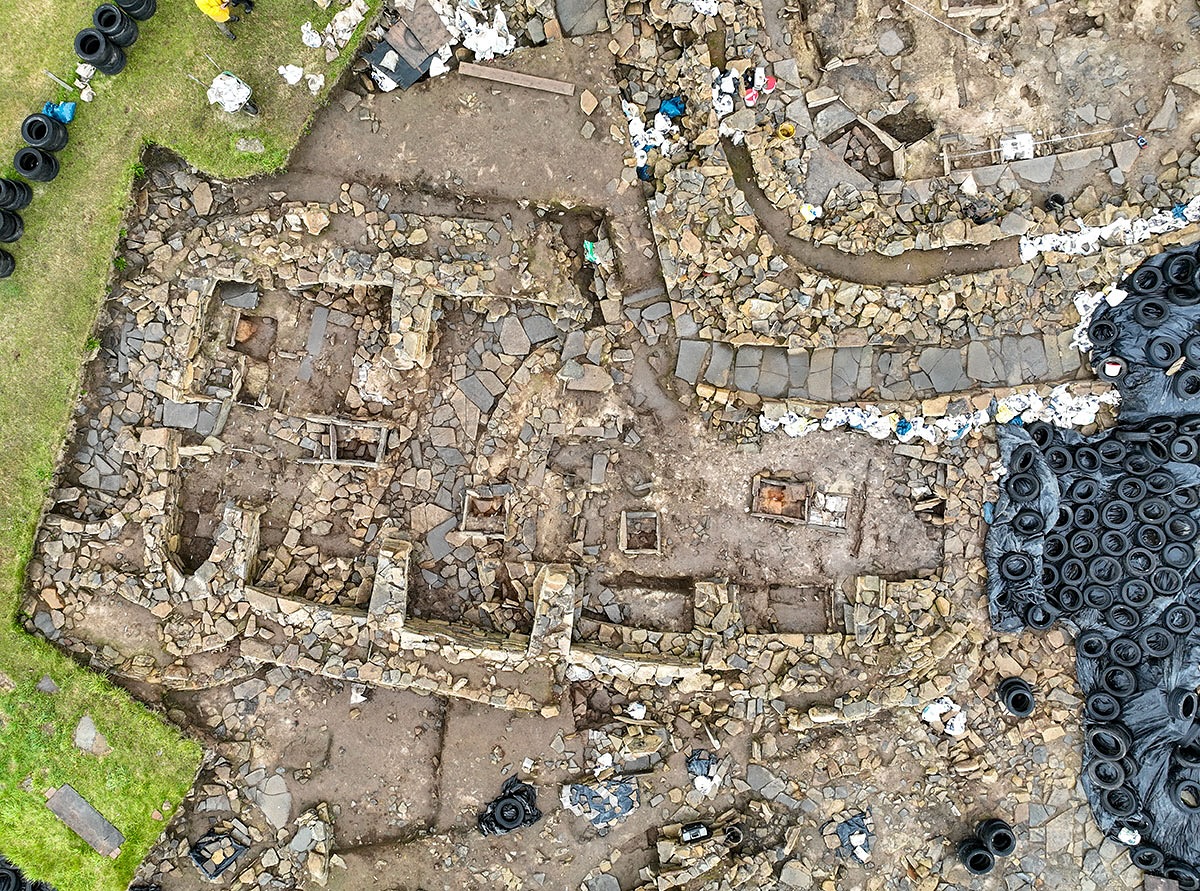 2022: Aerial view of Structure Eight, with the later Structure Ten overlying its south-eastern end. And its predecessors Seventeen and Eighteen underneath. (📷 Scott Pike)
.
#Neolithic #OrkneyIslands #Orkney #VisitOrkney #Prehistoric #Prehistory #Archaeology #Archeology #Archaeologist #NessOfBrodgar #megalithic #stenness #excavation #HeartOfNeolithicOrkney #BritishArchaeology #ArchaeologyLife #scotland #ScottishArchaeology #HistoricScotland #ThinkUHI #UHIResearch