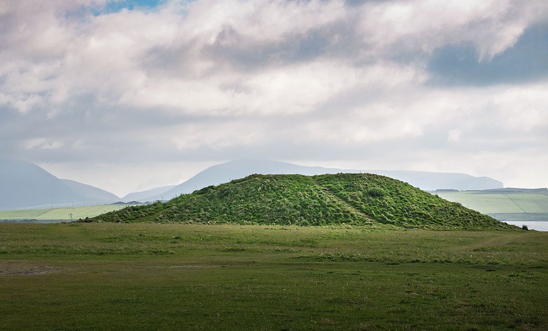Salt Knowe from the Ring of Brodgar. Salt Knowe is one of four large mounds around the stone circle. Full details on our website. (📷 Sigurd Towrie)
.
#Neolithic #OrkneyIslands #Orkney #VisitOrkney #Prehistoric #Prehistory #Archaeology #Archeology #Archaeologist #NessOfBrodgar #megalithic #stenness #excavation #HeartOfNeolithicOrkney #BritishArchaeology #ArchaeologyLife #scotland #ScottishArchaeology #HistoricScotland #ThinkUHI #UHIResearch