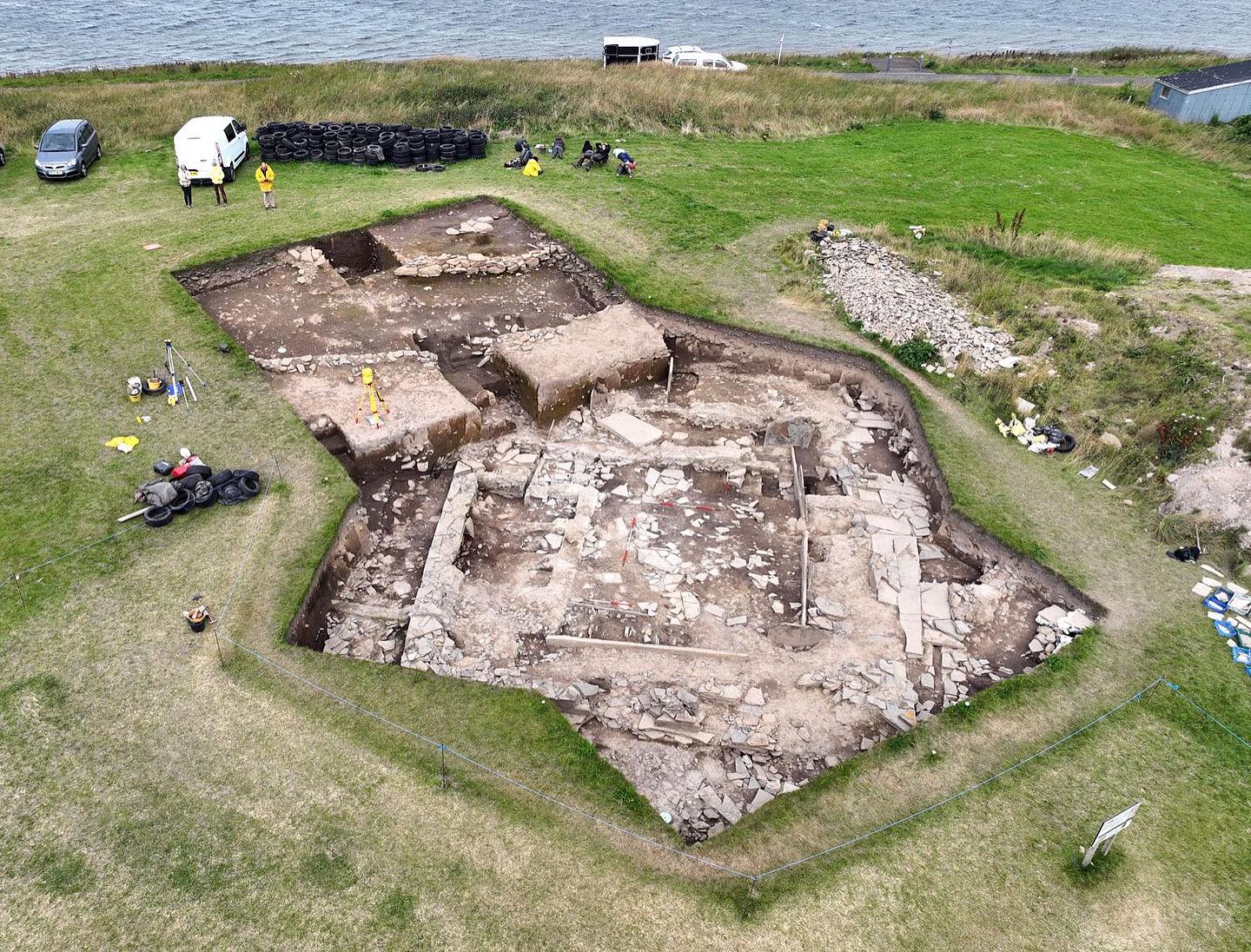 Structure Twenty-Seven under excavation in 2023. (📷 Scott Pike)
.
#Neolithic #OrkneyIslands #Orkney #VisitOrkney #Prehistoric #Prehistory #Archaeology #Archeology #Archaeologist #NessOfBrodgar #megalithic #stenness #excavation #HeartOfNeolithicOrkney #BritishArchaeology #ArchaeologyLife #scotland #ScottishArchaeology