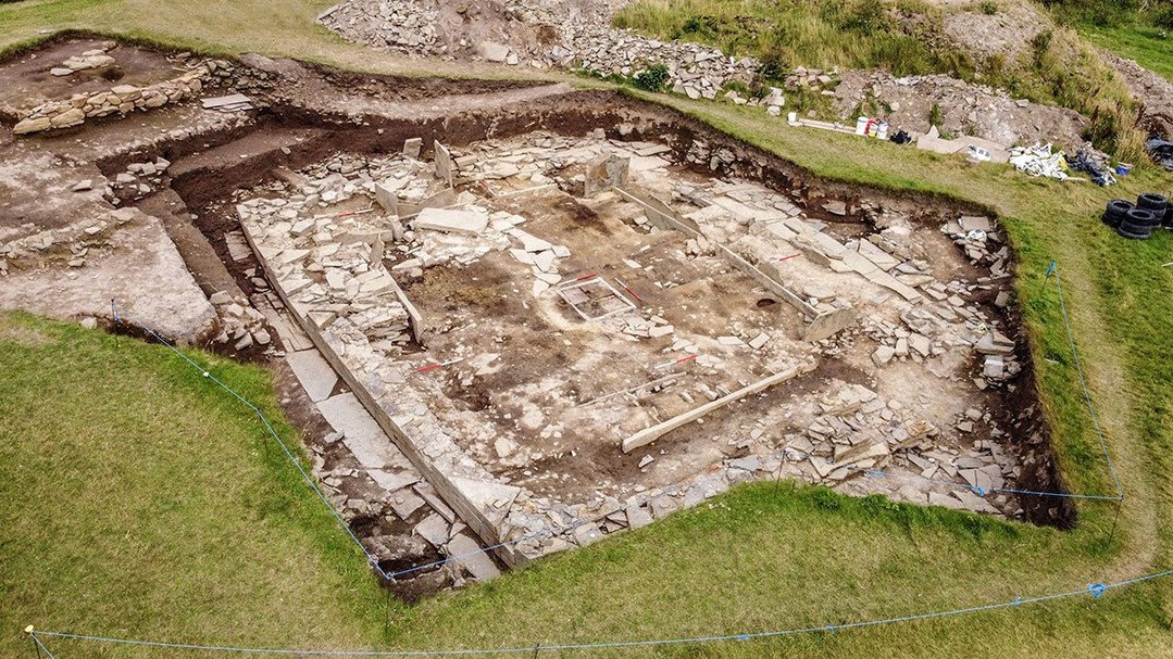 The magnificent Structure Twenty-Seven from above. (📷 Tom O'Brien)
.
#Neolithic #OrkneyIslands #Orkney #VisitOrkney #Prehistoric #Prehistory #Archaeology #Archeology #Archaeologist #NessOfBrodgar #megalithic #stenness #excavation #HeartOfNeolithicOrkney #BritishArchaeology #ArchaeologyLife #scotland #ScottishArchaeology
