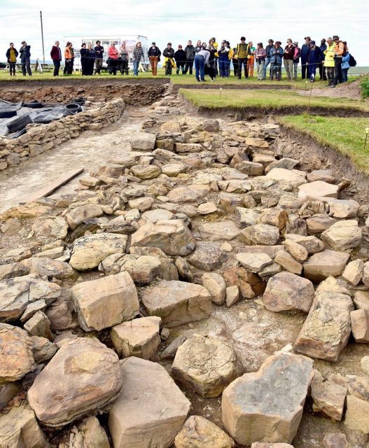 2023: Visitors view the south-western end of Trench J, with the monumental “Great Wall of Brodgar” in the foreground. (📷 Sigurd Towrie)
.
#Neolithic #OrkneyIslands #Orkney #VisitOrkney #Prehistoric #Prehistory #Archaeology #Archeology #Archaeologist #NessOfBrodgar #megalithic #stenness #excavation #HeartOfNeolithicOrkney #BritishArchaeology #ArchaeologyLife #scotland #ScottishArchaeology