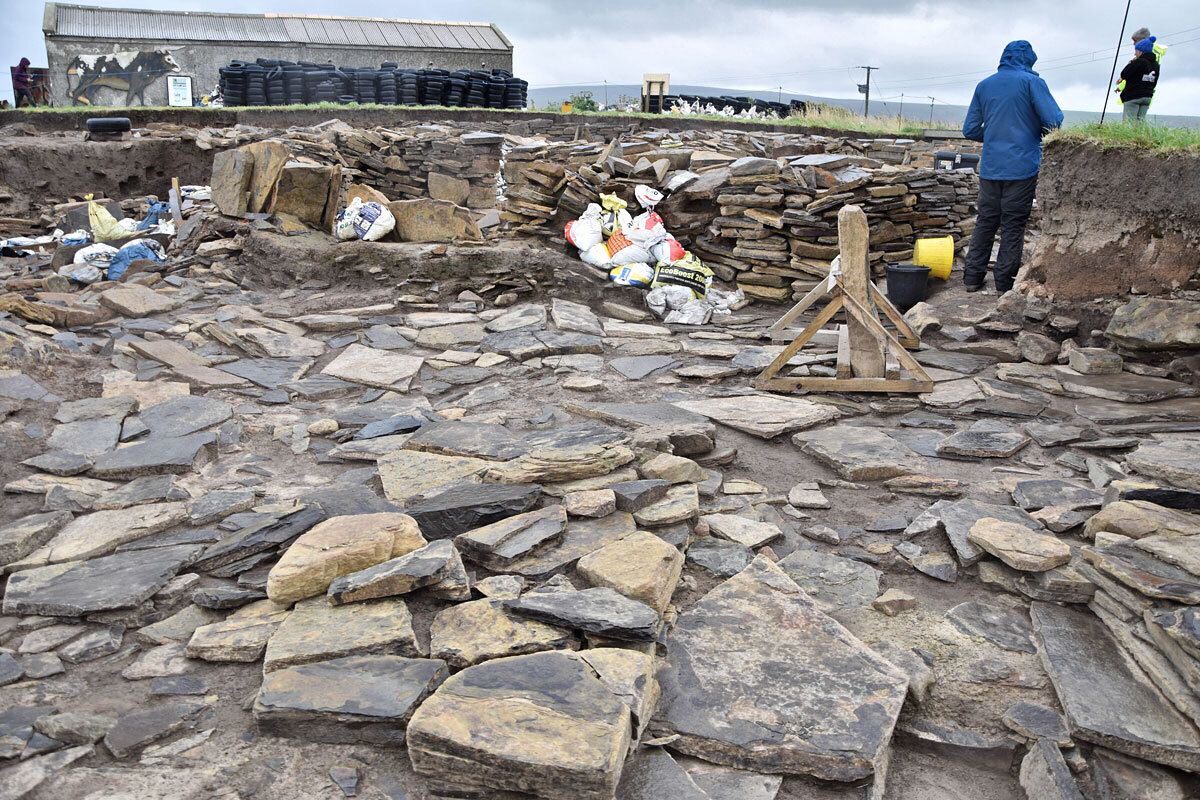 2023: The central paved area and standing stone, between Structures One and Twelve. (📷 Sigurd Towrie)
.
#Neolithic #OrkneyIslands #Orkney #VisitOrkney #Prehistoric #Prehistory #Archaeology #Archeology #Archaeologist #NessOfBrodgar #megalithic #stenness #excavation #HeartOfNeolithicOrkney #BritishArchaeology #ArchaeologyLife #scotland #ScottishArchaeology