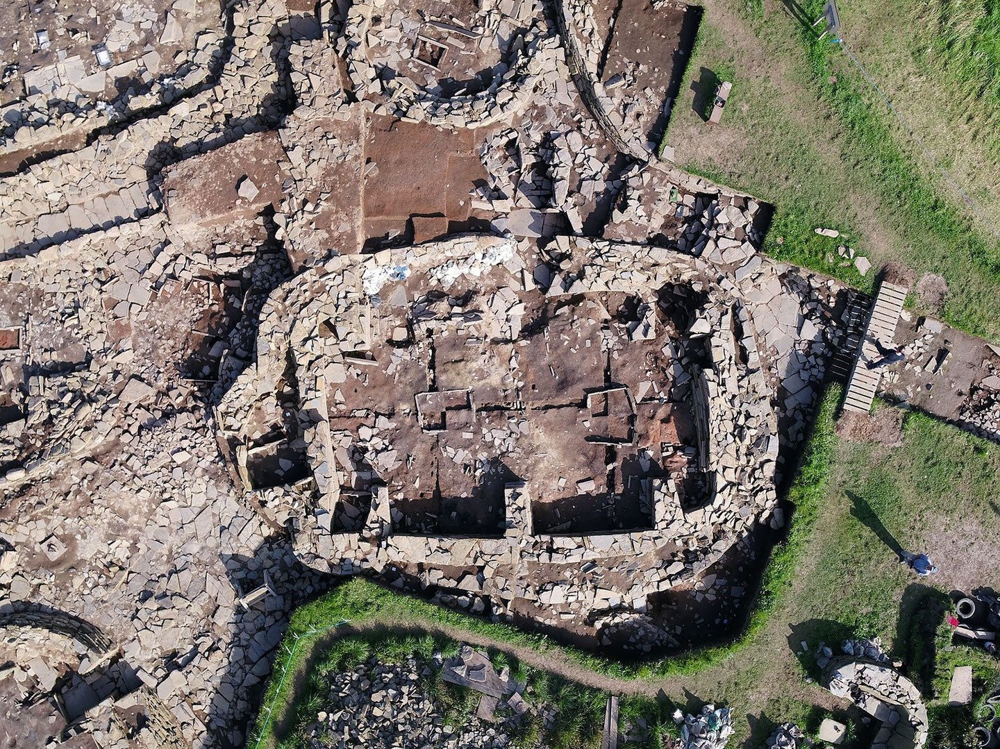 2019: View from above. Structure Twelve, constructed around 3100BC. (📷 Nick Card)
.
#Neolithic #OrkneyIslands #Orkney #VisitOrkney #Prehistoric #Prehistory #Archaeology #Archeology #Archaeologist #NessOfBrodgar #megalithic #stenness #excavation #HeartOfNeolithicOrkney #BritishArchaeology #ArchaeologyLife #scotland #ScottishArchaeology
