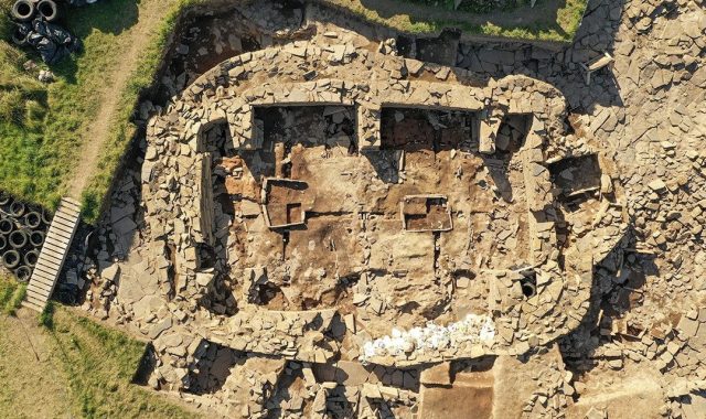 2023: Structure Twelve from above. Ahead of this summer's exploratory excavation, project director Nick Card is featured in the new Time Team news podcast, introducing the site and explaining its significance. Listen at nessofbrodgar.co.uk
.
.
#Neolithic #OrkneyIslands #Orkney #VisitOrkney #Prehistoric #Prehistory #Archaeology #Archeology #Archaeologist #NessOfBrodgar #megalithic #stenness #excavation #HeartOfNeolithicOrkney #BritishArchaeology #ArchaeologyLife #scotland #ScottishArchaeology