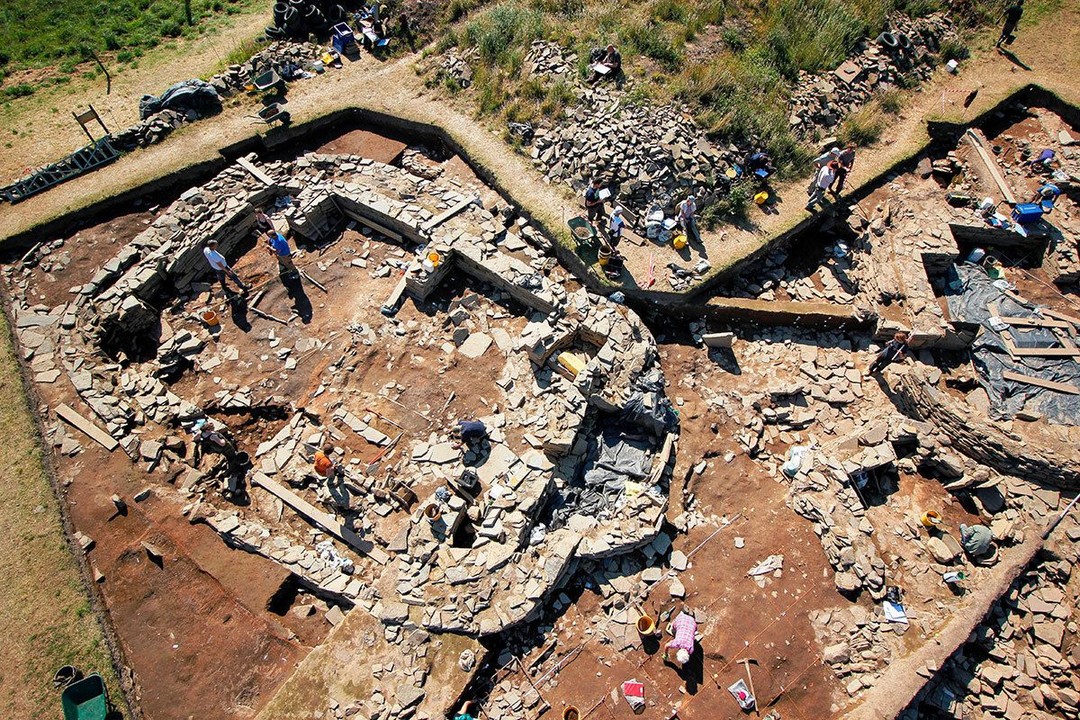 2014: Structures Twelve (left, with its northern annexe clearly visible) and One from above. Both date to around 3100BC. (📷 Hugo Anderson-Whymark)
.
#Neolithic #OrkneyIslands #Orkney #VisitOrkney #Prehistoric #Prehistory #Archaeology #Archeology #Archaeologist #NessOfBrodgar #megalithic #stenness #excavation #HeartOfNeolithicOrkney #BritishArchaeology #ArchaeologyLife #scotland #ScottishArchaeology