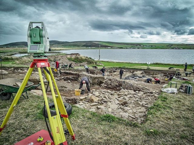 2018: Work under way in Trench T, as viewed from the top of the massive midden mound and with the Iron Age ditch/revetment walls visible in the foreground. (📷 Sigurd Towrie)
.
#Neolithic #OrkneyIslands #Orkney #VisitOrkney #Prehistoric #Prehistory #Archaeology #Archeology #Archaeologist #NessOfBrodgar #megalithic #stenness #excavation #HeartOfNeolithicOrkney #BritishArchaeology #ArchaeologyLife #scotland #ScottishArchaeology