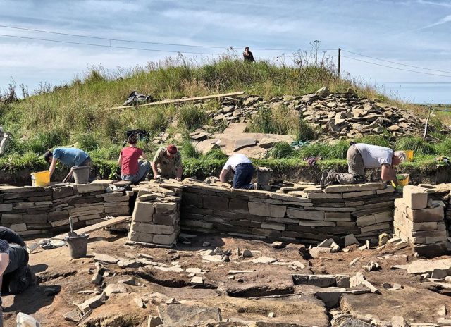 2019: Heads down! Excavation under way outside the remains of Structure Twelve's north-western wall. (📷 Sigurd Towrie)
.
#Neolithic #OrkneyIslands #Orkney #VisitOrkney #Prehistoric #Prehistory #Archaeology #Archeology #Archaeologist #NessOfBrodgar #megalithic #stenness #excavation #HeartOfNeolithicOrkney #BritishArchaeology #ArchaeologyLife #scotland #ScottishArchaeology