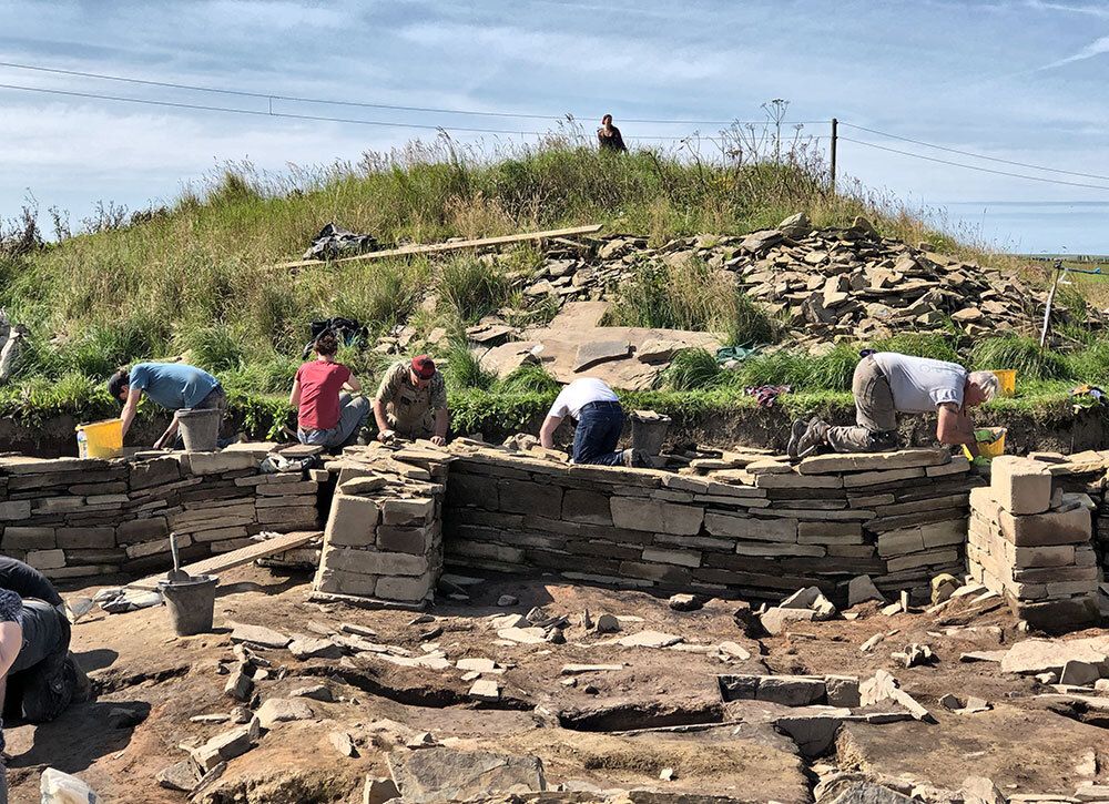 2019: Heads down! Excavation under way outside the remains of Structure Twelve's north-western wall. (📷 Sigurd Towrie)
.
#Neolithic #OrkneyIslands #Orkney #VisitOrkney #Prehistoric #Prehistory #Archaeology #Archeology #Archaeologist #NessOfBrodgar #megalithic #stenness #excavation #HeartOfNeolithicOrkney #BritishArchaeology #ArchaeologyLife #scotland #ScottishArchaeology