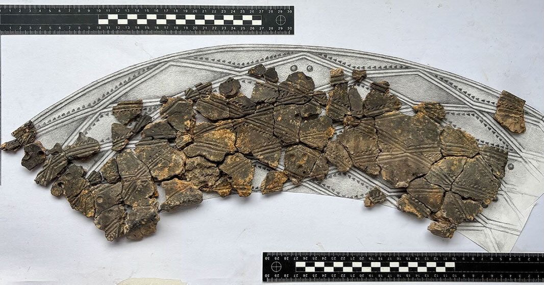 The beautiful section of Neolithic pottery pieced together by volunteer Joanne Greaves and overlying a reproduction of the original design. (📷 Gary Lloyd)
.
#Neolithic #OrkneyIslands #Orkney #VisitOrkney #Prehistoric Prehistory Archaeology Archeology Archaeologist NessOfBrodgar megalithic stenness excavation HeartOfNeolithicOrkney BritishArchaeology ArchaeologyLife scotland ScottishArchaeology
