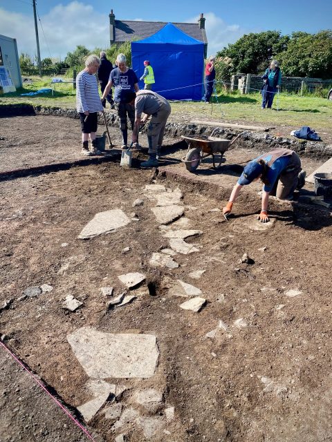 An emerging stone feature in the north-eastern trench quadrant at close of play today. (📷 Sigurd Towrie)
#Archaeology #excavation #nessofbrodgar #orkney #timeteam