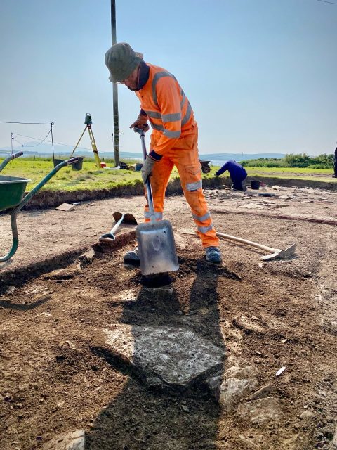 Paul revealing structural rubble emerging in the south-eastern quadrant this afternoon. (đź“· Sigurd Towrie)
#Archaeology #excavation #nessofbrodgar #orkney #timeteam