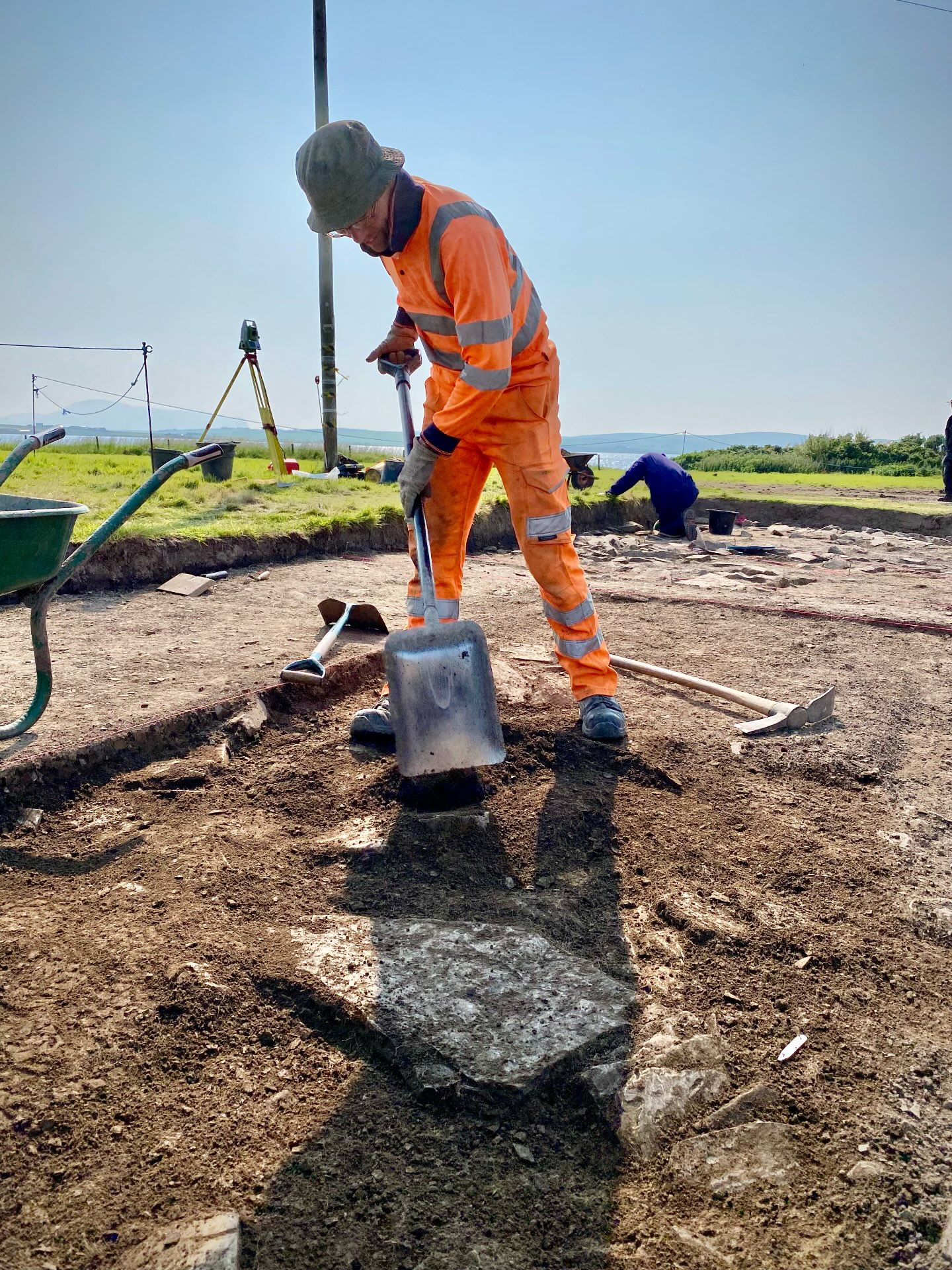 Paul revealing structural rubble emerging in the south-eastern quadrant this afternoon. (đź“· Sigurd Towrie)
#Archaeology #excavation #nessofbrodgar #orkney #timeteam