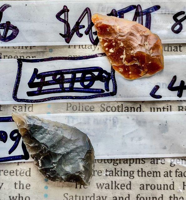 Last weeks flint leaf arrowhead (top right) alongside a replica made by Paul Durdin. (📷 Sigurd Towrie)
#Archaeology #excavation #nessofbrodgar #orkney #timeteam