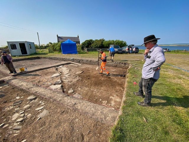 At the end of day eight, site director Nick ponders the newly exposed south-eastern quadrant, while Paul and Jim set to removing more overlying material in its north-eastern neighbour. (📷 Sigurd Towrie)
#Archaeology #excavation #nessofbrodgar #orkney #timeteam