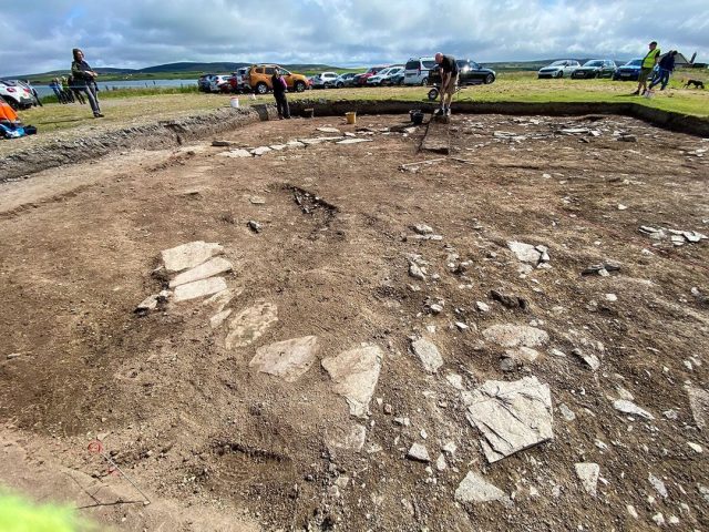 More foundation stones for a sub-rectangular building emerging today. This, together with a probable hearth in the centre, leaves us fairly sure we're looking at another Neolithic structure - not unlike Structure One (second phase) in Trench P. More in today’s dig diary - link in bio. (📷 Sigurd Towrie)
#Archaeology #excavation #nessofbrodgar #orkney #timeteam