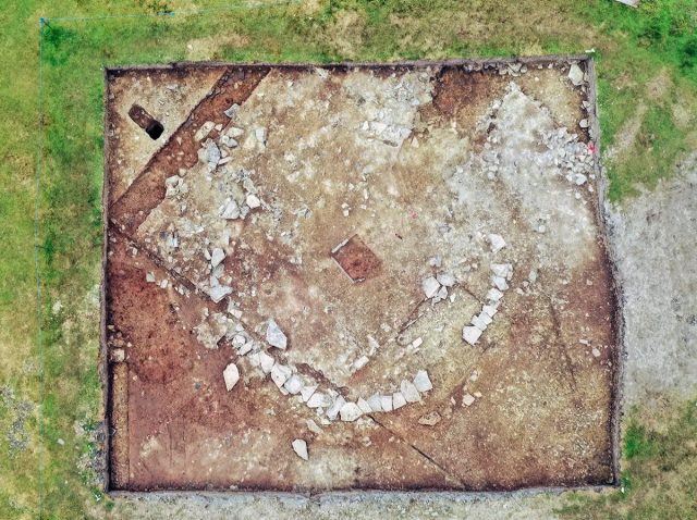 Trench W at (almost) the end of week 3, featuring a building, hearth and remnants of furniture features. Far too breezy for the drone yesterday. (📷 Jim Rylatt)
#Archaeology #excavation #nessofbrodgar #orkney #timeteam