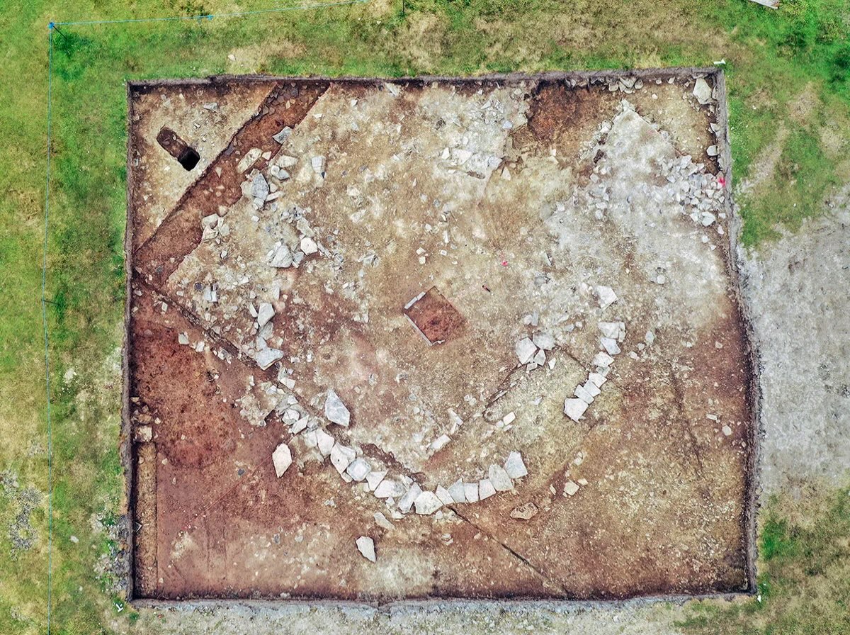 Trench W at (almost) the end of week 3, featuring a building, hearth and remnants of furniture features. Far too breezy for the drone yesterday. (📷 Jim Rylatt)
#Archaeology #excavation #nessofbrodgar #orkney #timeteam